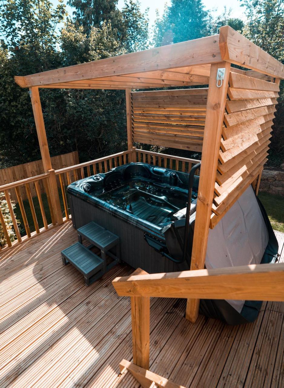 Luxury Renovated Bungalow with Wheel Chair Access Hot Tub And Fire Pit — 4-Star Luxury Hotel in Chatham, United Kingdom