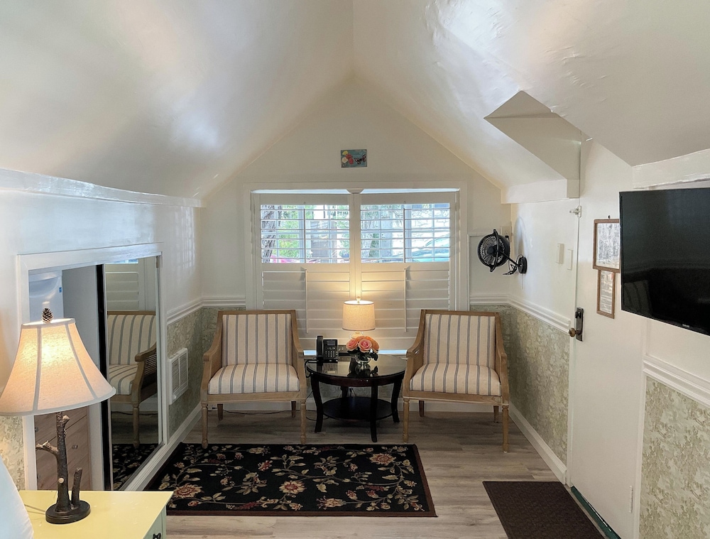 Carmel Green Lantern Inn - photo 21