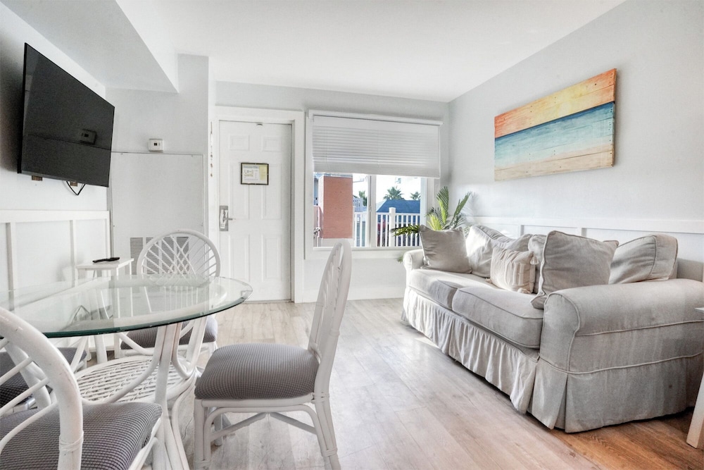 Lighthouse Resort Inn & Suites - photo 37