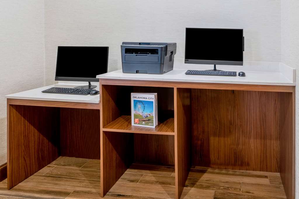 La Quinta Inn & Suites by Wyndham Oklahoma City Airport - photo 32