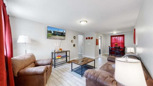 Cozy King Bed Hideaway Near Top Concerts Sports — Commerce