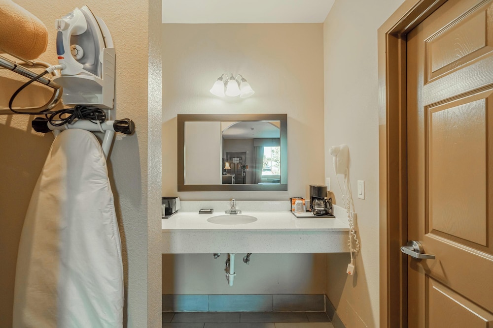 Moulton Inn & Suites By OYO Near Shiner TX - photo 32