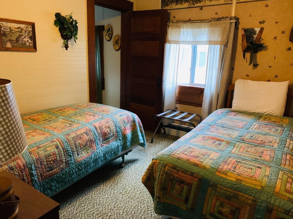Carroll Motel & Cottages - photo 7