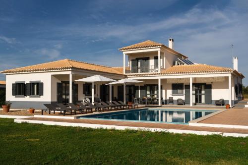 Grande Setubal Villa 5 Bedrooms Villa Monte Maria Pratas — 4-Star Luxury Hotel in Setubal, Portugal