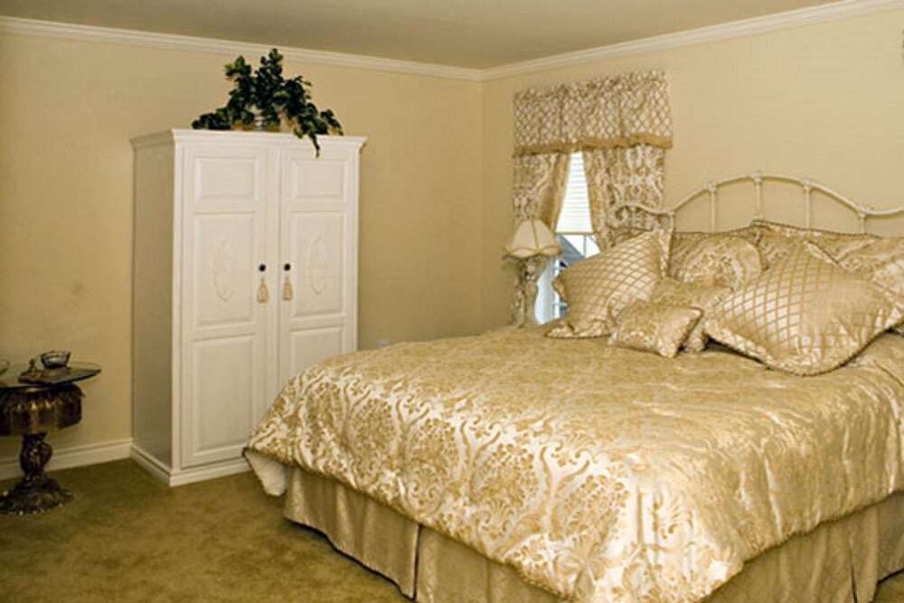 Silver Service Inn in Manchester, United States