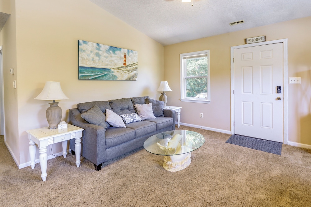 Charming Emerald Isle Escape 1 Mi to Beach — hotel in Emerald Isle