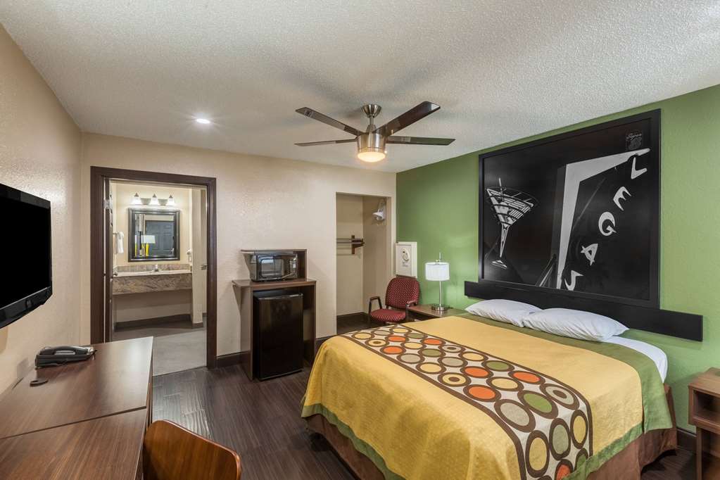 Super 8 by Wyndham Austin University Downtown Area - photo 10