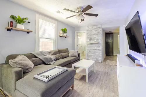 The Little Blue Haus Two Miles to Broadway — 4-Star Luxury Hotel in Nashville, United States