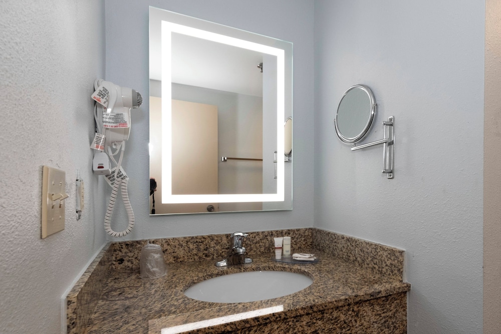 Red Roof Inn & Suites Wilmington New Castle - photo 21