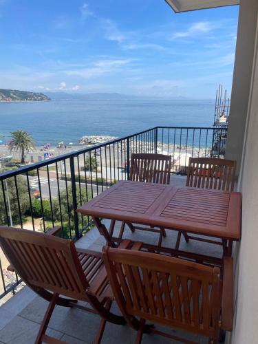 Appartamento con terrazza fronte mare — 4-Star Luxury Hotel in Cogoleto, Italy