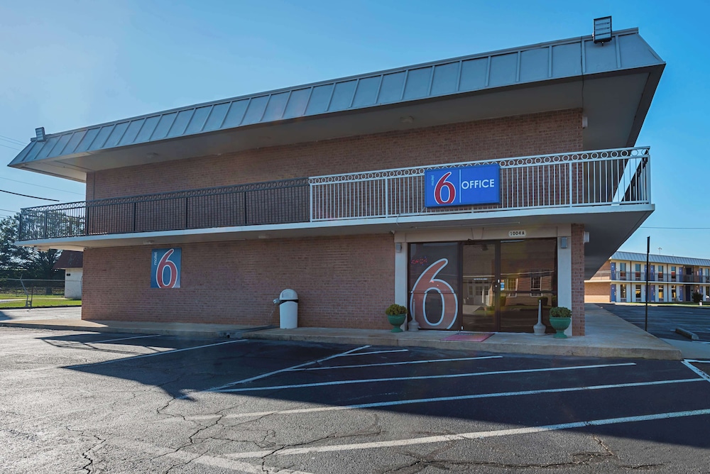 Studio 6 Suites Perry GA - carbon neutral hotel in Perry