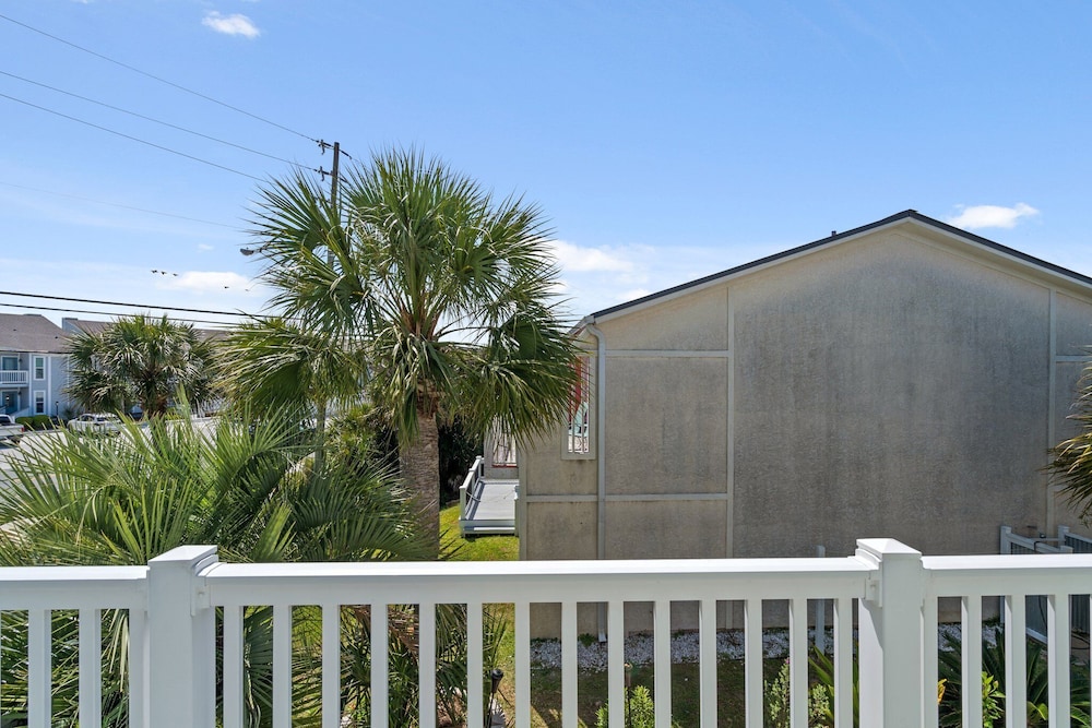 Newly Renovated 140 Feet To White Sandy Beaches Pool Grill - photo 28