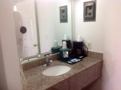 Hamilton Inn - photo 9