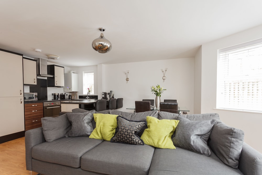 Stunning Contemporary Apartment Free Parking 5 Minute Walk To The Beach Great Location Fast WiFi Smart TV With Netflix Included Contractor Friendly Perfect For Short and Long Stays — 4-Star Luxury Hotel in Bournemouth, United Kingdom
