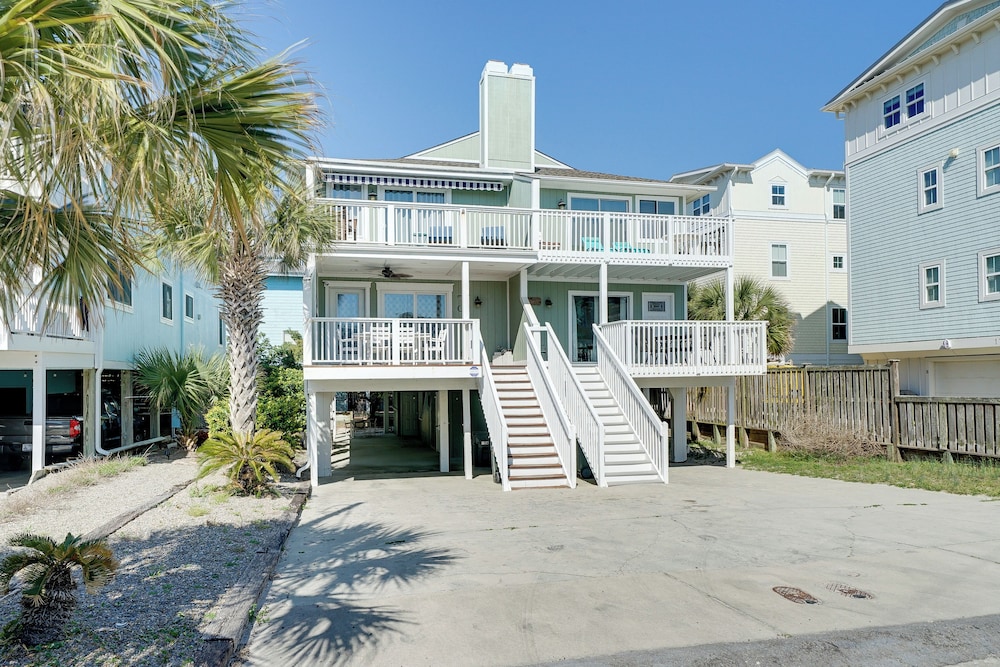 Wrightsville Beach Condo Steps to Sand and Dining — 4-Star Luxury Hotel in Wrightsville Beach, United States