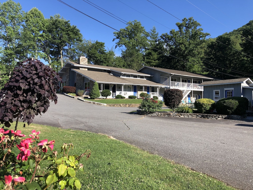 Meadowlark Motel with Restaurant & Bar — hotel in Maggie Valley