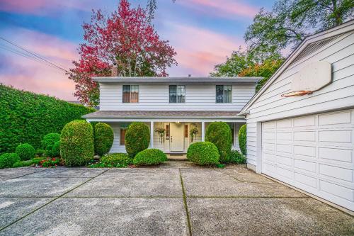 Garden Hotel 3 bedroom house for whole book in Richmond, Canada