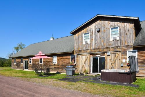 Lakefront Gem: Hot Tub & Game Room in Hancock in Hancock, United States