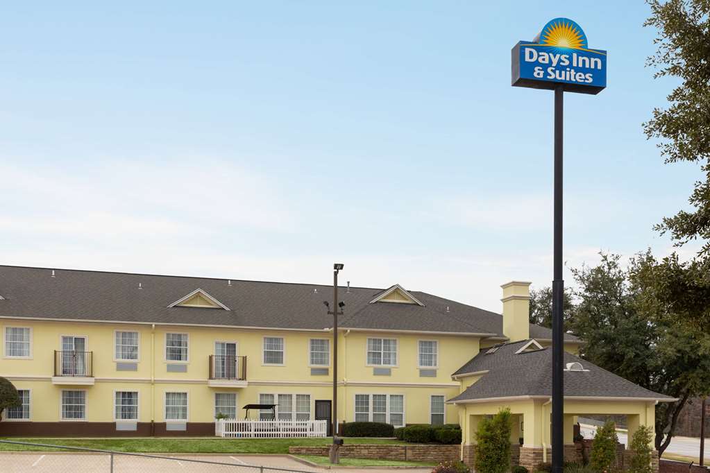 Days Inn Suites By Wyndham Euless Dfw Airport South — Euless