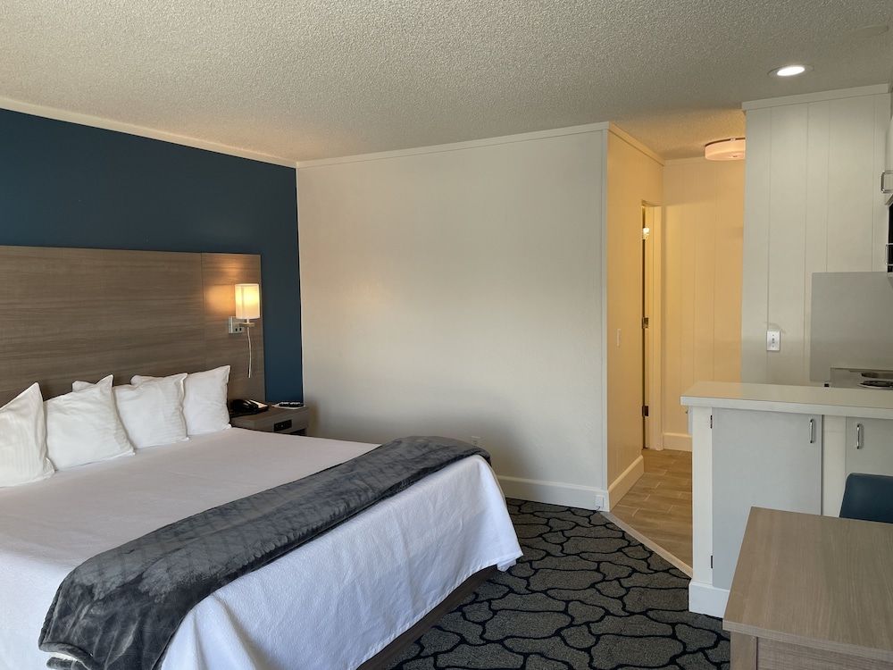 Crown Motel and Family Resort - photo 8