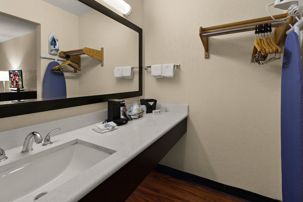 Red Roof Inn & Suites Cave City - photo 21