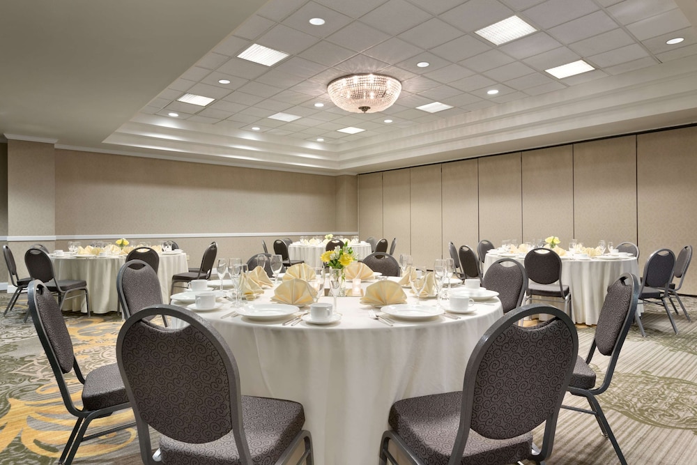 Embassy Suites by Hilton Newark Wilmington South - photo 28