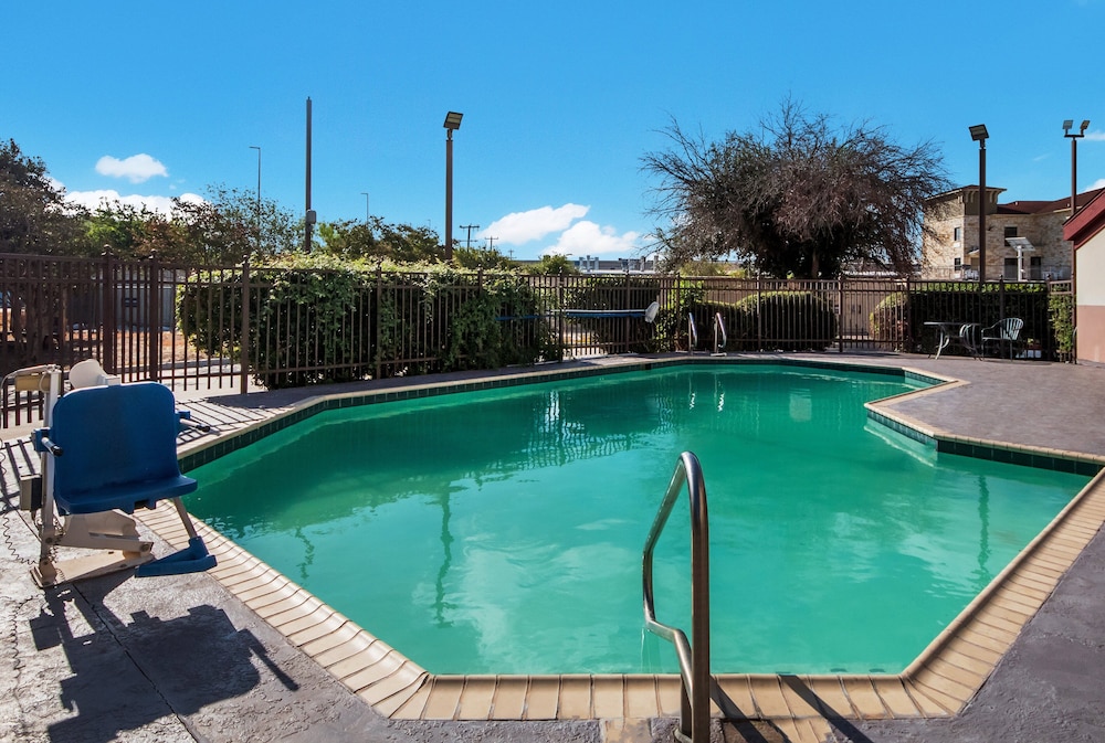 HomeTowne Studios by Red Roof San Antonio Seaworld Northwest - photo 25