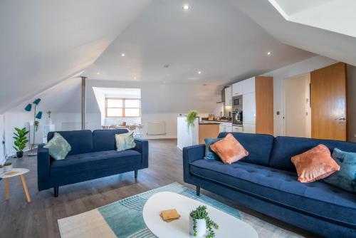 The Loft Spacious Luxury 2 bed 2 bath with FREE Secure Parking and tube close by — 4-Star Luxury Hotel in London, United Kingdom