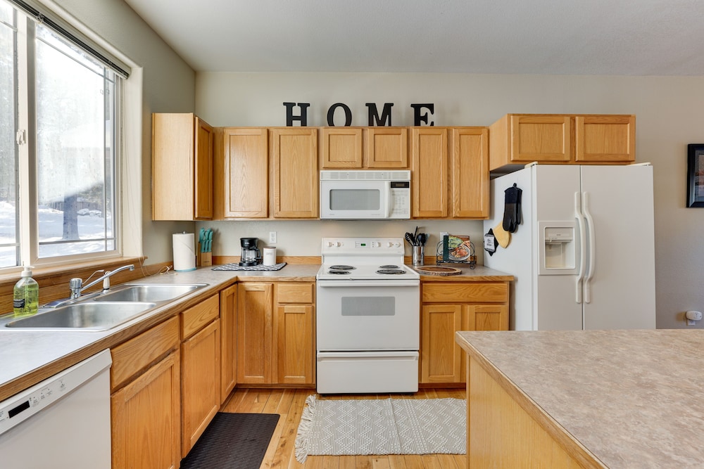 Klamath Falls Townhome w Deck & Resort Amenities - photo 6