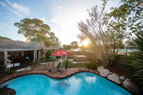 Fun Filled Renovated 80’s Gem 400m to Beach in Torquay, Australia