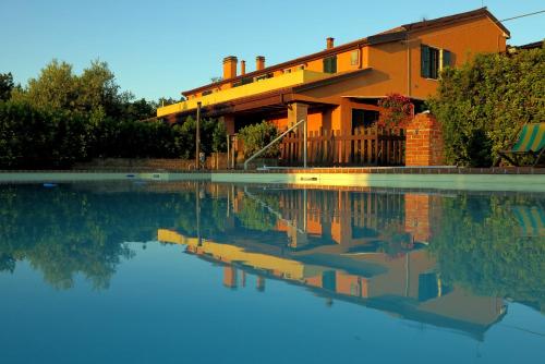 Agriturismo Colomboni — 4-Star Luxury Hotel in San Costanzo, Italy