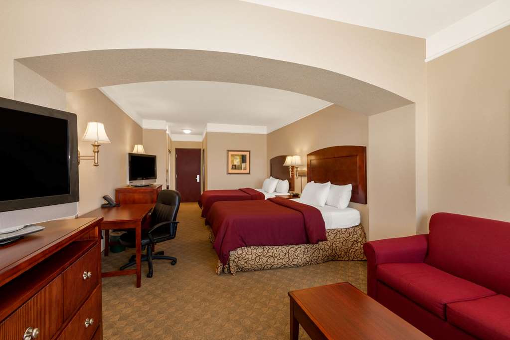 La Quinta Inn & Suites by Wyndham Dodge City - photo 20