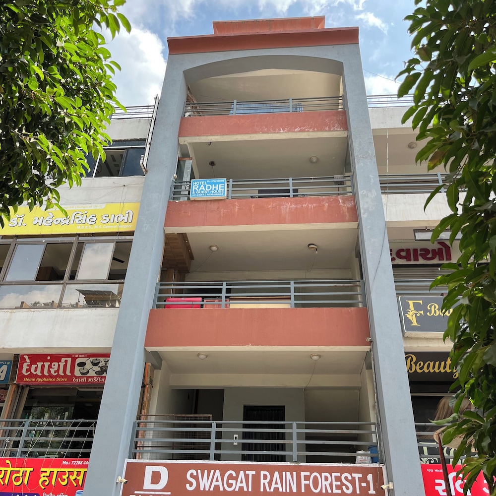 Hotel Radhe Kuudasan in Gandhinagar, India
