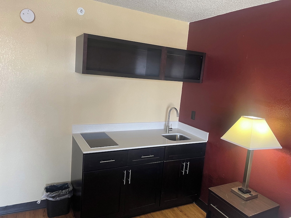 Red Roof Inn & Suites Indianapolis Airport - photo 25