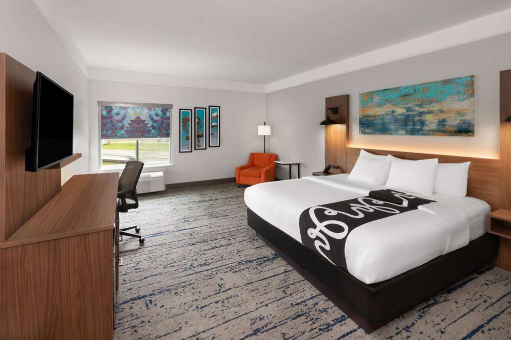 La Quinta Inn & Suites by Wyndham Angleton - photo 36