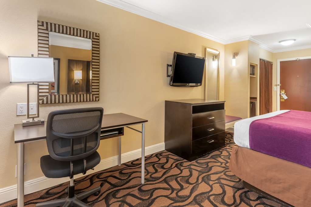 Best Western Plus Airport Plaza - photo 26