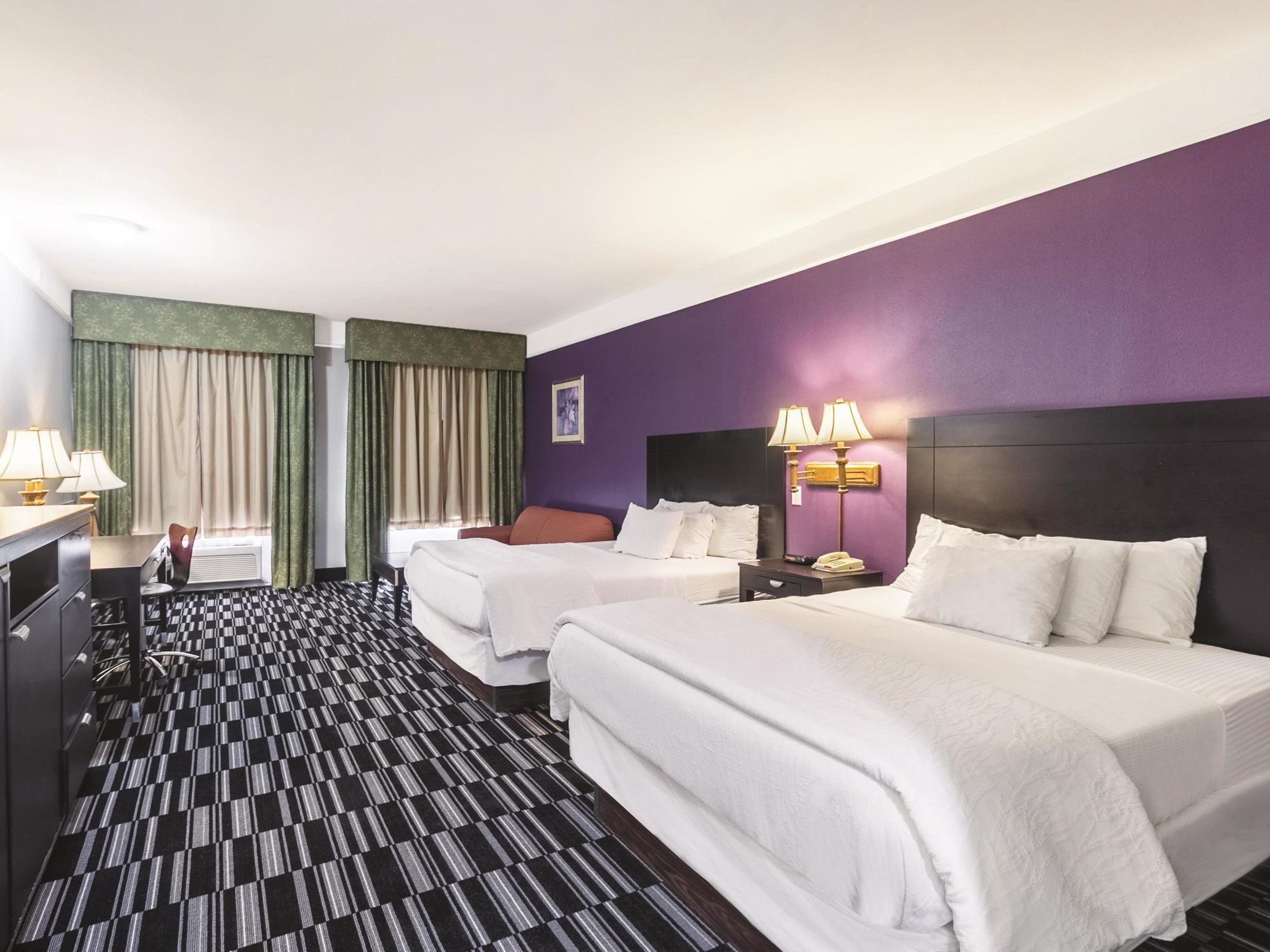 La Quinta Inn & Suites by Wyndham Alamo McAllen East - photo 6