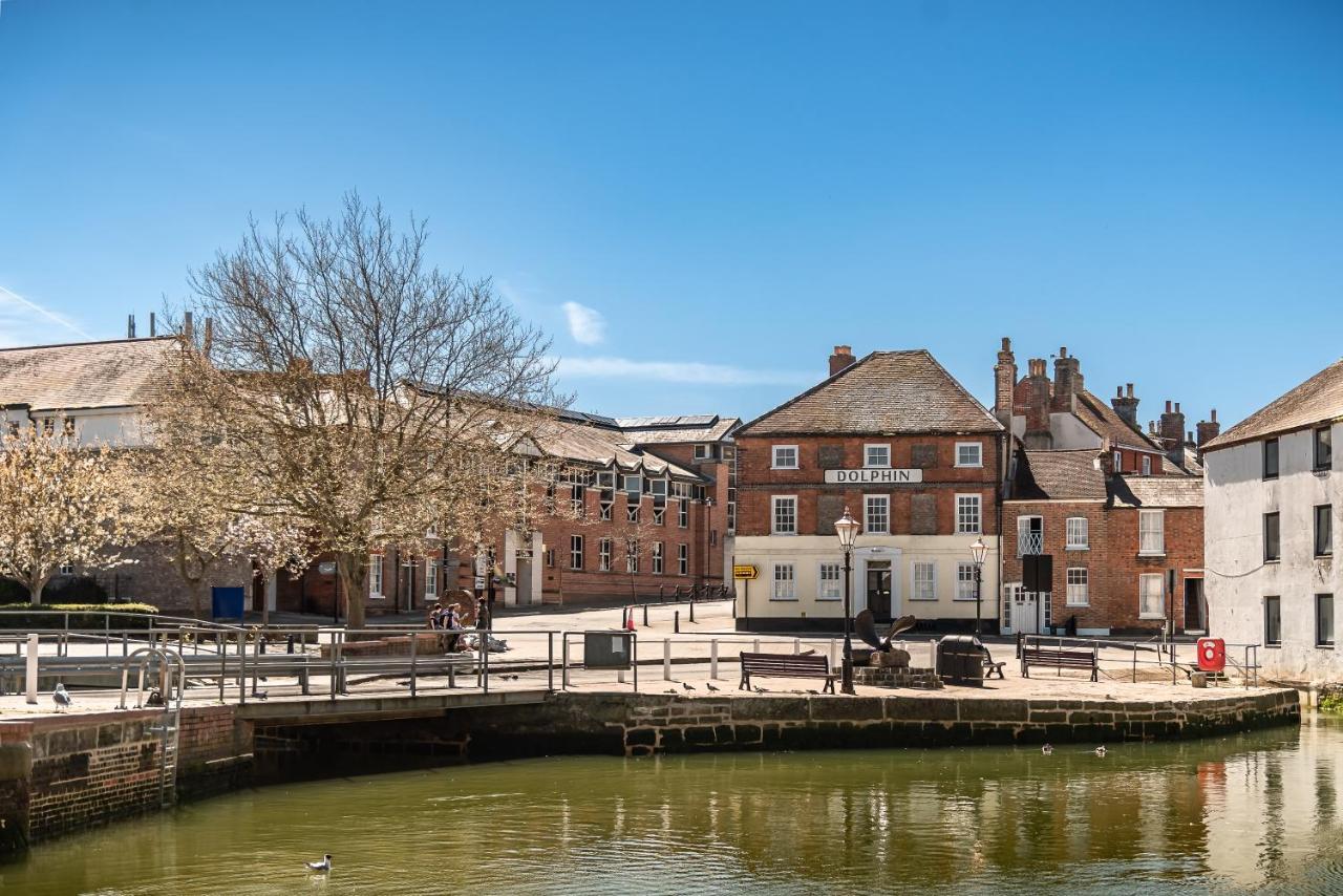 3 the Dolphin 49 Quay Street Stunning Apartment Quintessential Quay Views Sleeps 2 4 People — 4-Star Luxury Hotel in Newport, United Kingdom