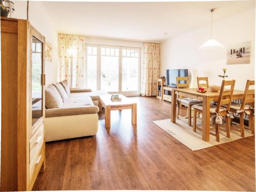 Dünenpark Binz Komfortplus Ferienwohnung mit 1 Schlafzimmer und Terrasse im Erdgeschoss 101 — 4-Star Luxury Hotel in Ostseebad Binz, Germany