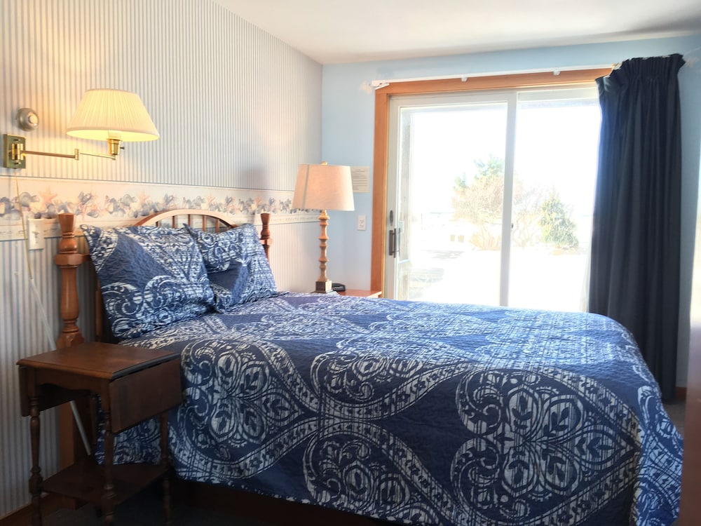 East Harbour Motel and Cottages - photo 15