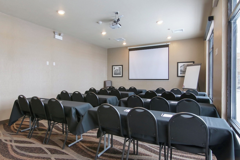 Cobblestone Inn & Suites at UW Stout Downtown Menomonie - photo 37