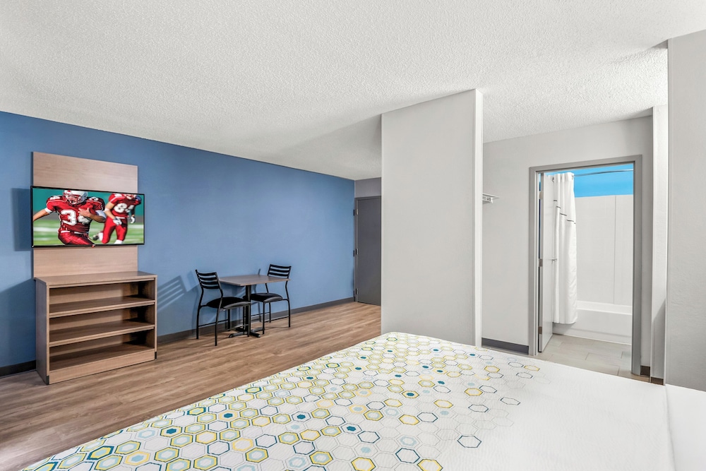 HomeTowne Studios by Red Roof Southfield - photo 10