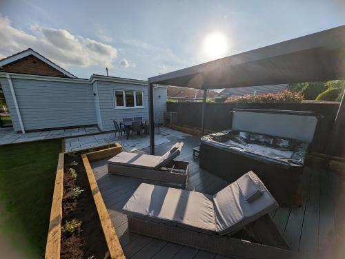 Hoot Hollow Hot Tub Hideaway in Heacham, United Kingdom