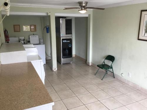 Houston Inn and Suites - photo 12