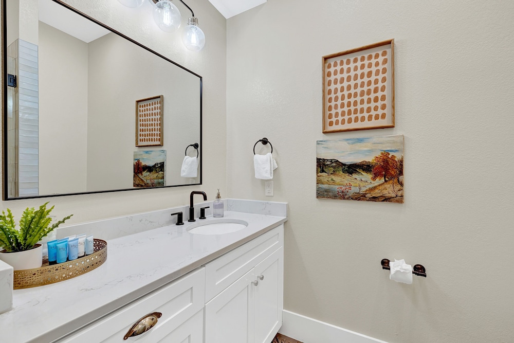 Heart of Fredericksburg With Pool Hot tub&grill - photo 18