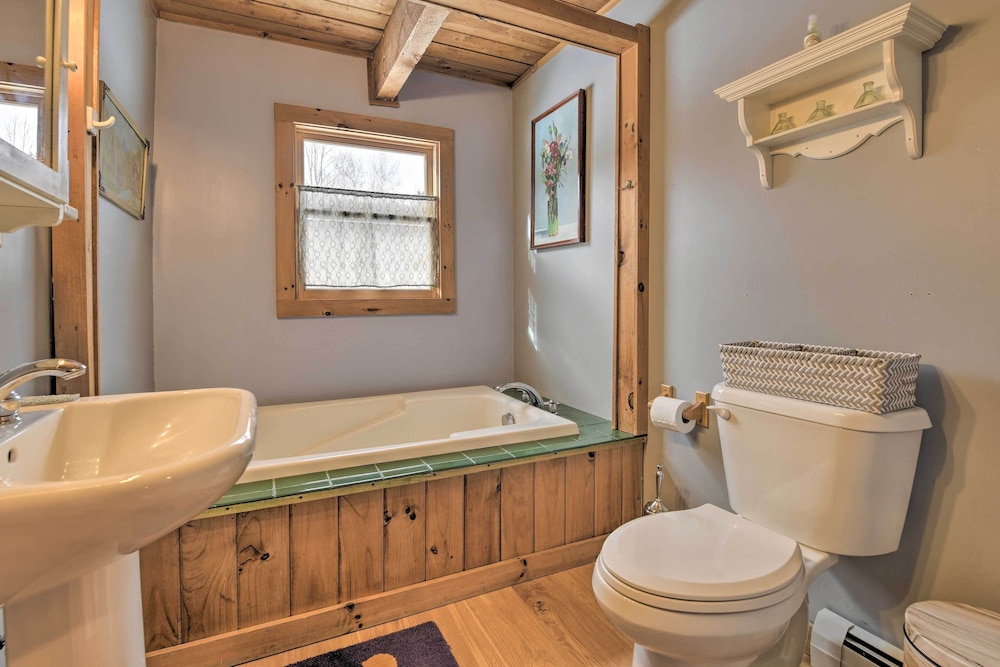 Upscale Montgomery Cabin Near Jay Peak Resort - photo 2