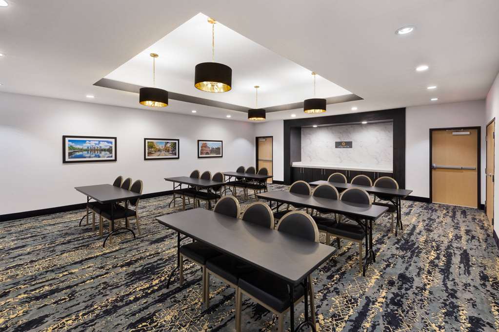 La Quinta Inn & Suites by Wyndham Austin Parmer Tech Ridge - photo 27