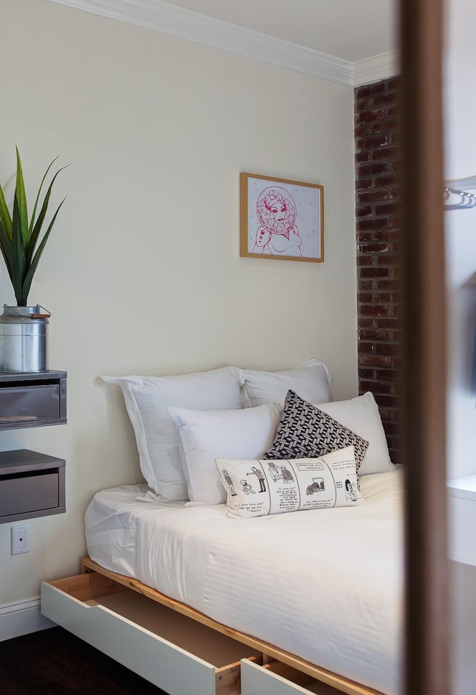 East Village Hotel - photo 8