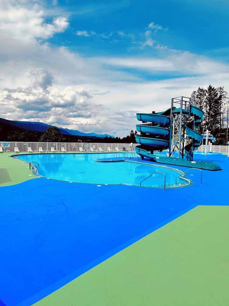 Mountain View Resort and Suites at Fairmont Hot Springs in Invermere, Canada