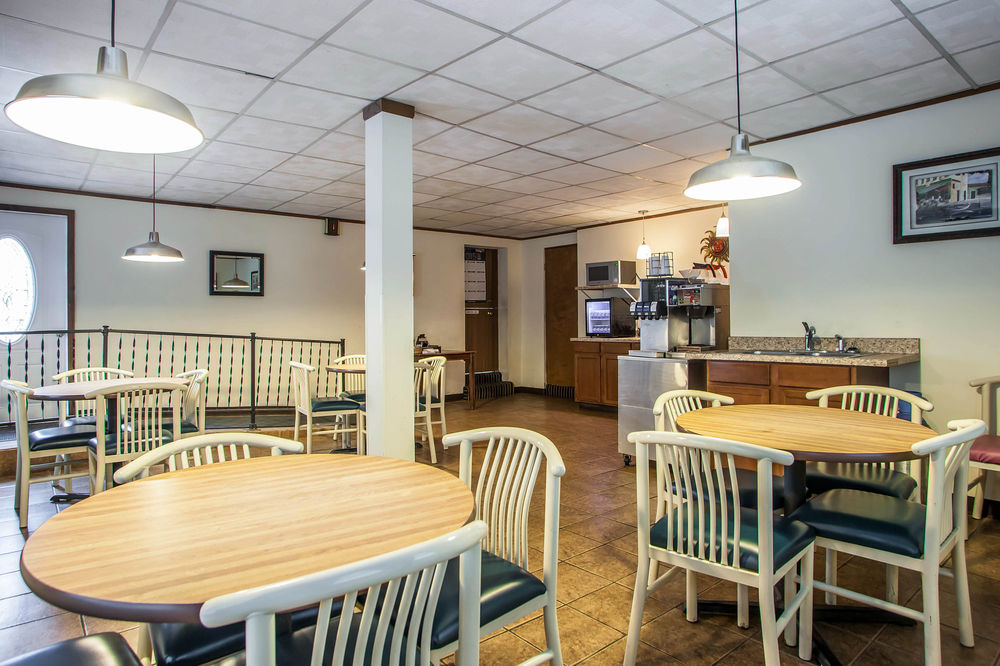 Econo Lodge Hannibal - photo 15